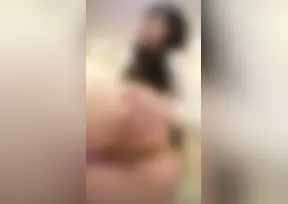 Показала дырочки 💦